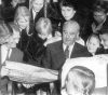 Reisen - 1957-##-## Foto USA# ### Kurt Weinhold mit Chorkindern
